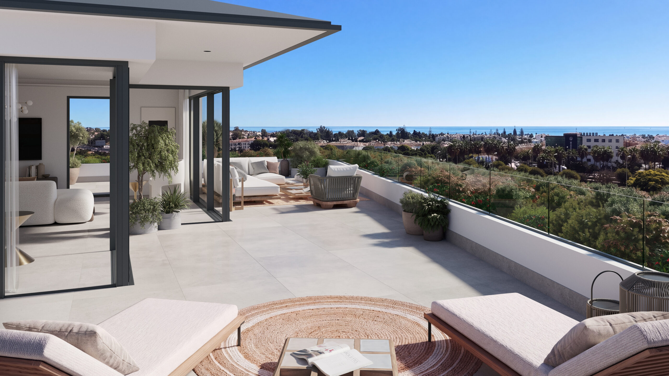 Terraza solarium con vistas panorámicas al mar Mediterráneo en vivienda de lujo