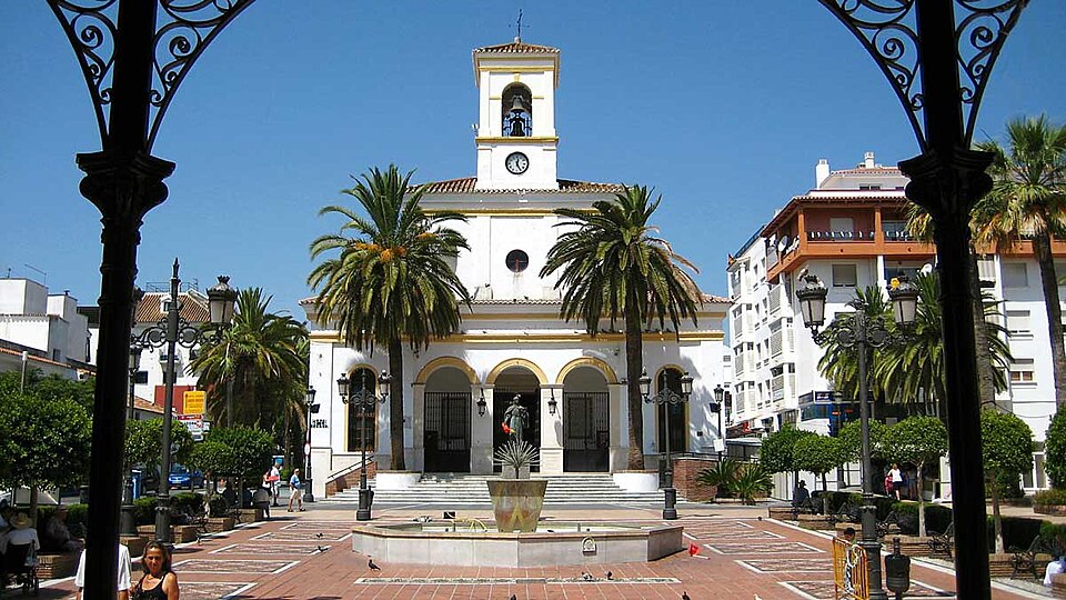 Plaza peatonal del centro de San Pedro de Alcántara con ambiente mediterráneo.